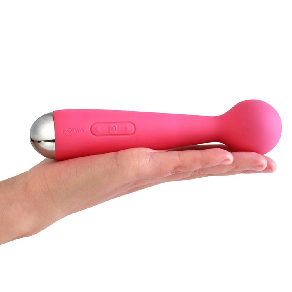 Referencia de tamaño ergonómico de la varita Mini Emma en la palma de la mano.