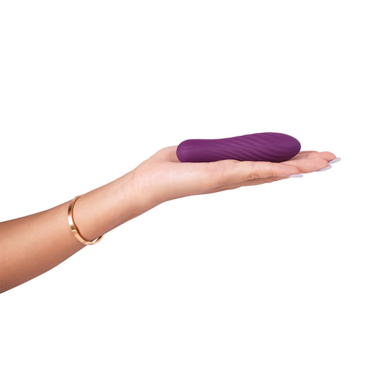 Masajeador Tulip de Svakom sostenido en la mano para referencia de tamaño y ergonomía.