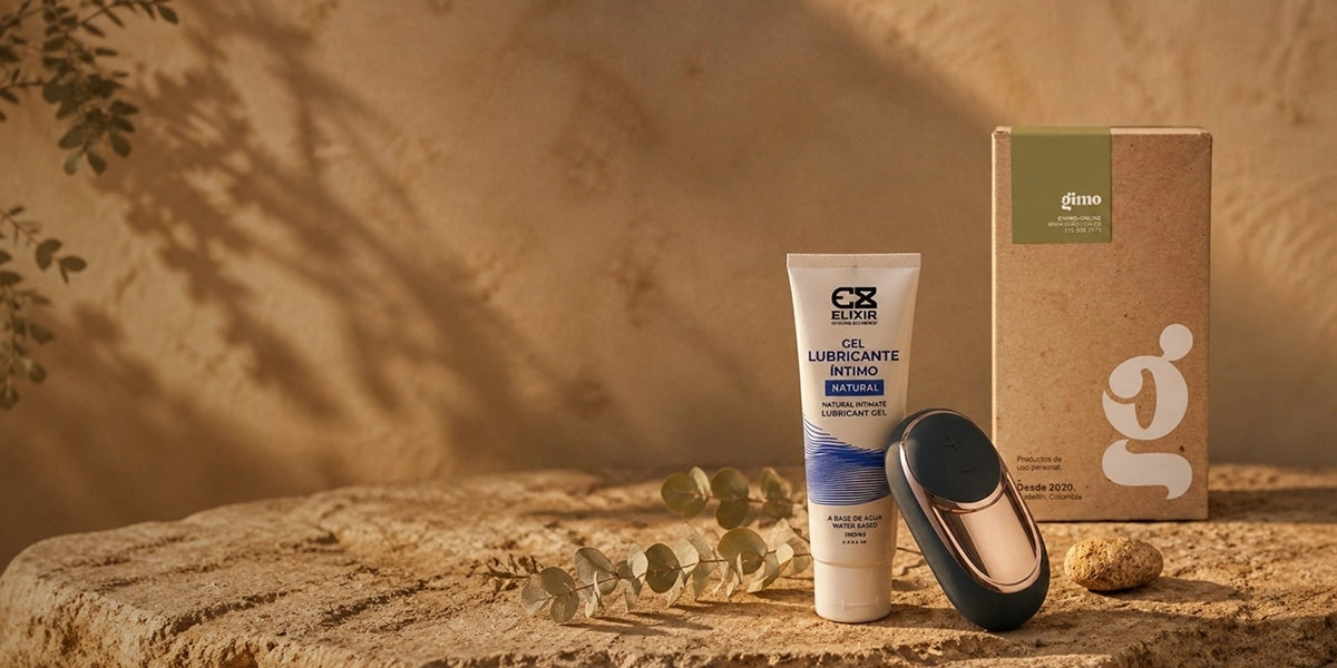 Kit de bienestar íntimo Gimo sobre superficie de piedra natural, que incluye una caja de regalo ecológica, un estimulador de succión y un gel lubricante íntimo a base de agua marca Elixir.
