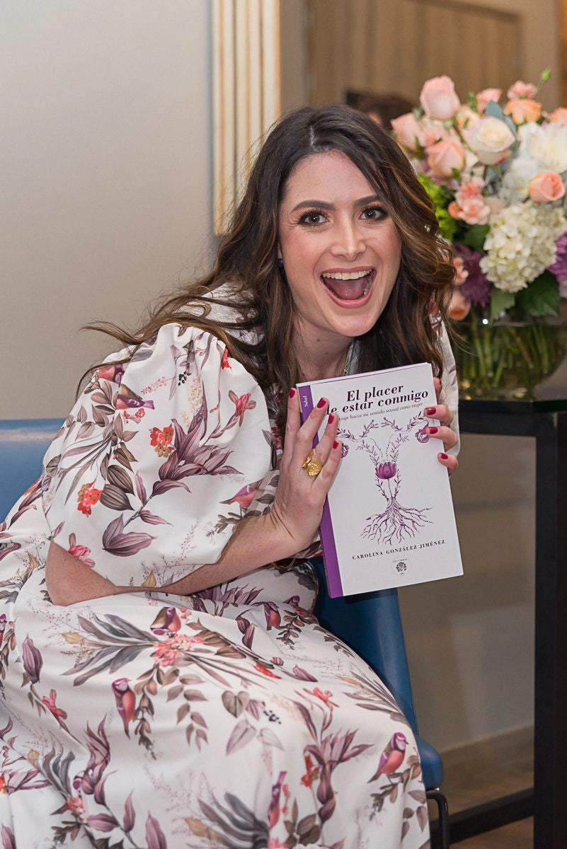 La autora y sexóloga Carolina González Jiménez sosteniendo su libro El placer de estar conmigo.