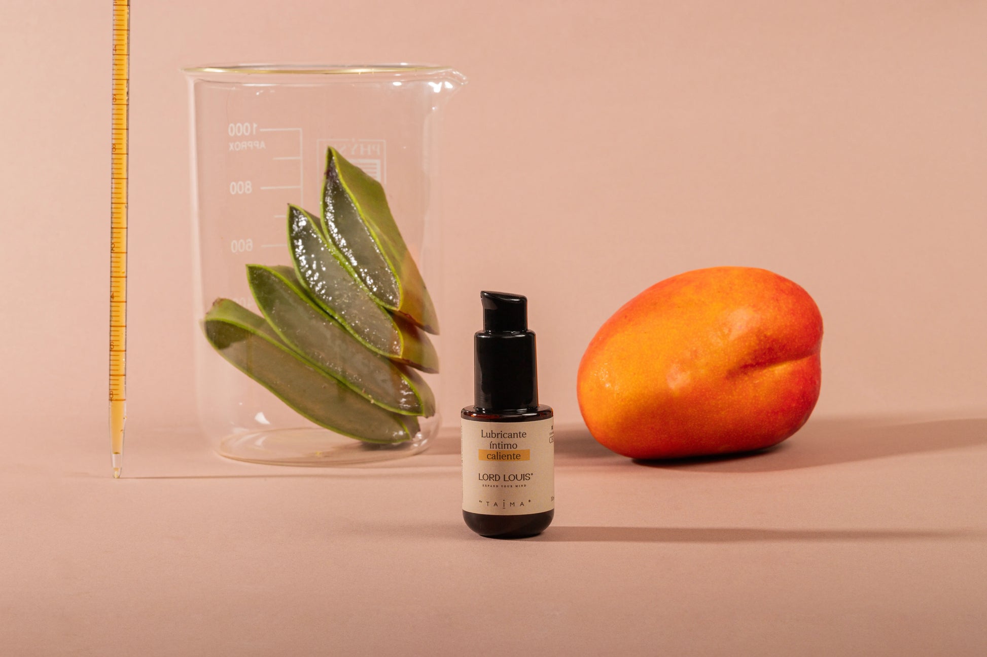 Elixir térmico Lord Louis junto a cortes de aloe vera y mango maduro.