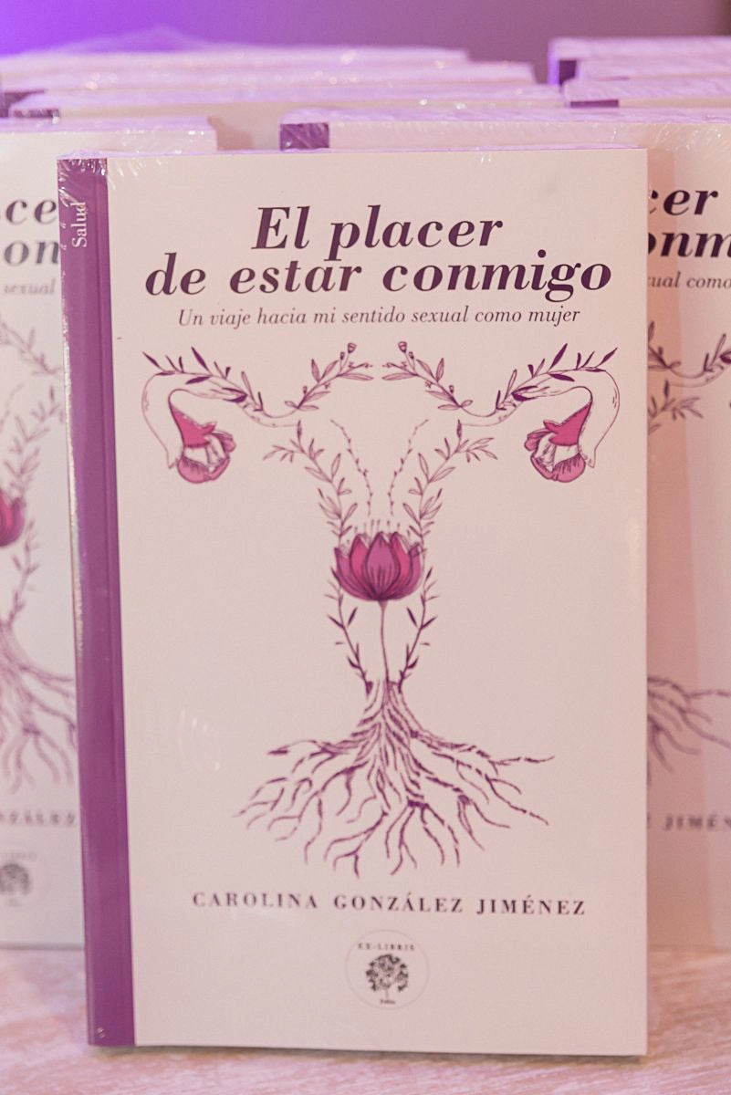 Vista de la portada del libro El placer de estar conmigo en presentación física.